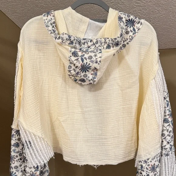 POL Cream Hooded Button-Up Blouse with Blue Floral Trim - Picture 4 of 4